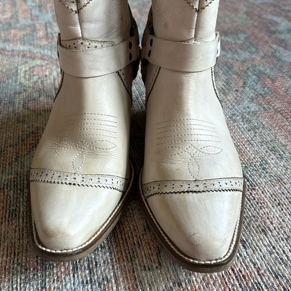 Dingo Gummy Bear White Short Cowboy Boot - Picture 8 of 11